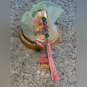 Acrylic bookmark “Some many books, so little time” design, tassel and beads.NWOT